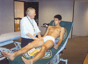 Leo Taal fysiotherapie Rotterdam tijdens behandeling Novak Djokovic